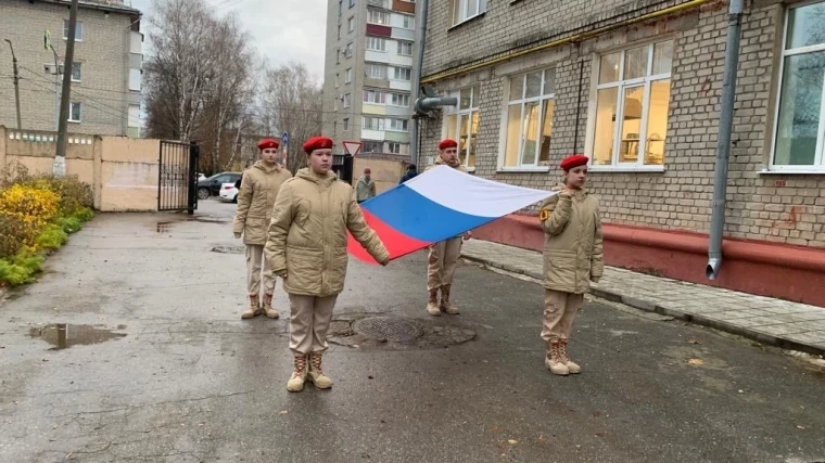 ТОРЖЕСТВЕННАЯ ЛИНЕЙКА ПОДНЯТИЯ ГОСУДАРСТВЕННОГО ФЛАГА РФ.